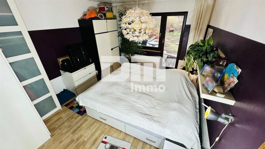 Imposante Tennishalle/ Komplex mit Gastronomie und Wohneinheit - Wohneinheit Schlafzimmer / Zugang Dachterrasse OG